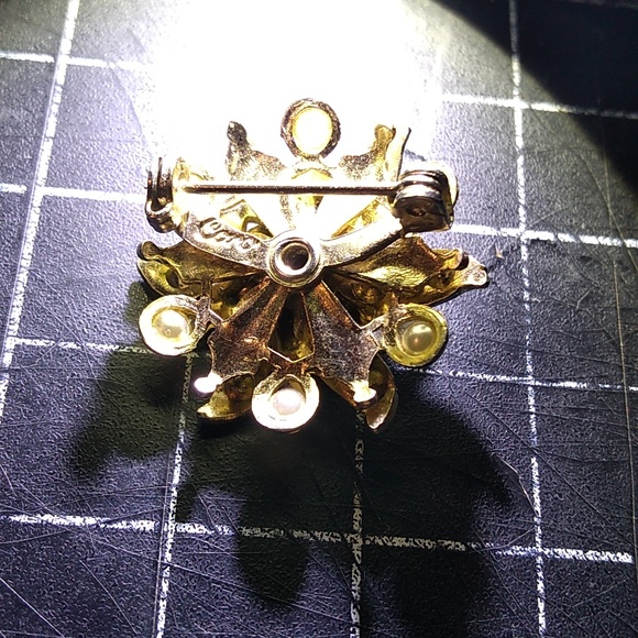 Vintage Coro Flower Brooch, Red & White Rhinestones, Pearls, Gold Toned,… - Picture 4 of 7